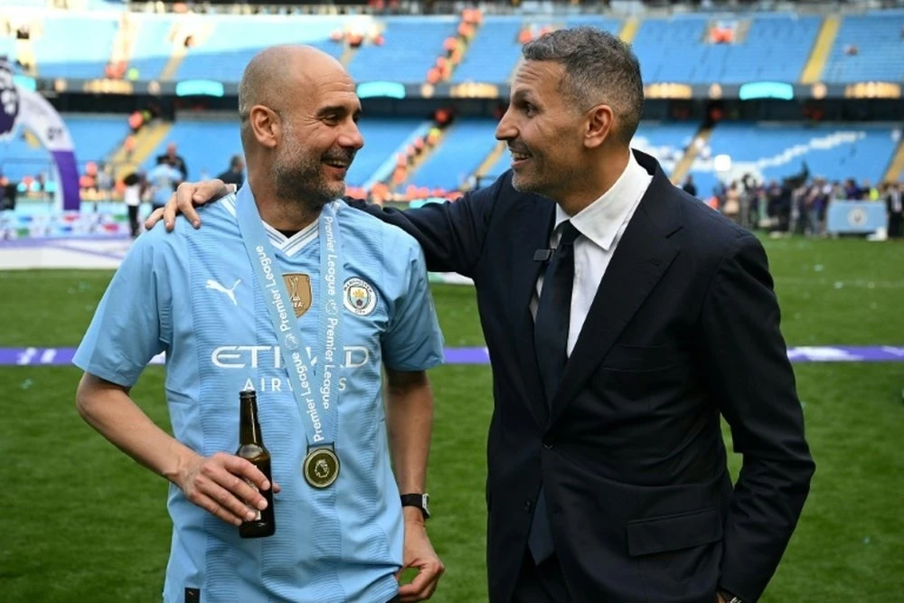 Chủ tịch Khaldoon Al Mubarak và Pep Guardiola trong ngày đăng quang