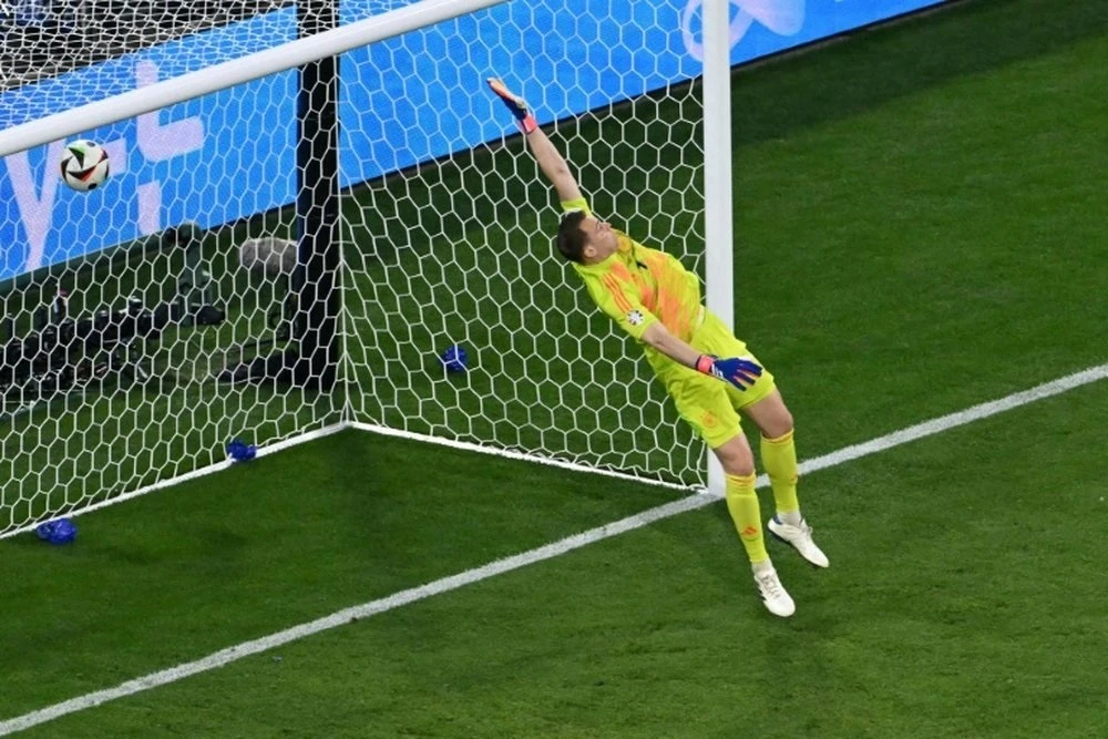 Manuel Neuer liên tục phạm sai lầm