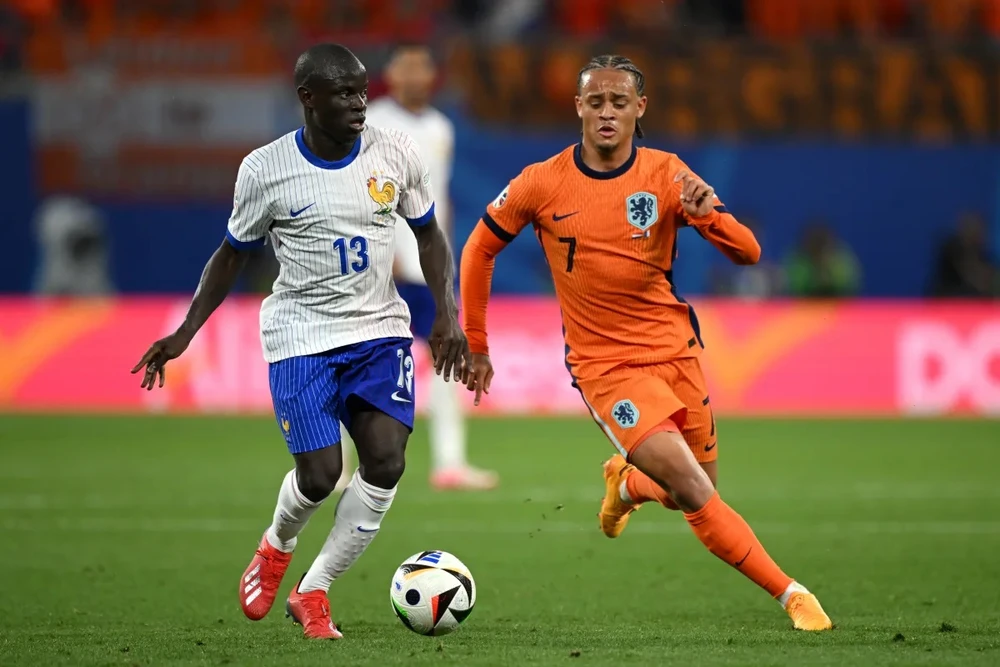 N'Golo Kante tranh bóng với Xavi Simons (Hà Lan)