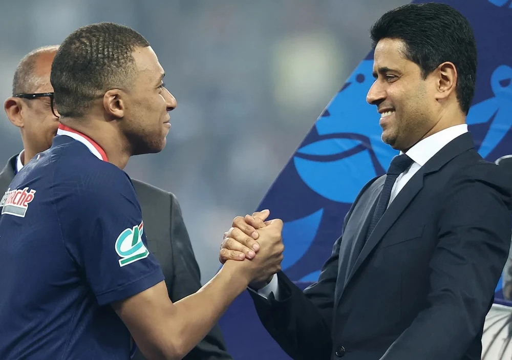  Kylian Mbappe và Chủ tịch PSG Nasser Al Khelaifi