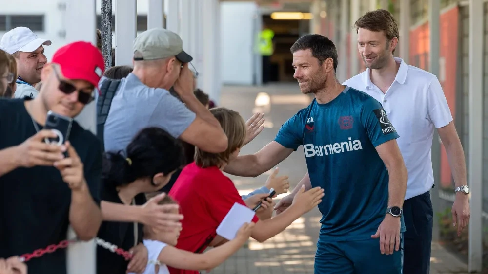 HLV Xabi Alonso bắt tay người hâm mộ trong buổi tập đầu tiên của Bayer Leverkusen