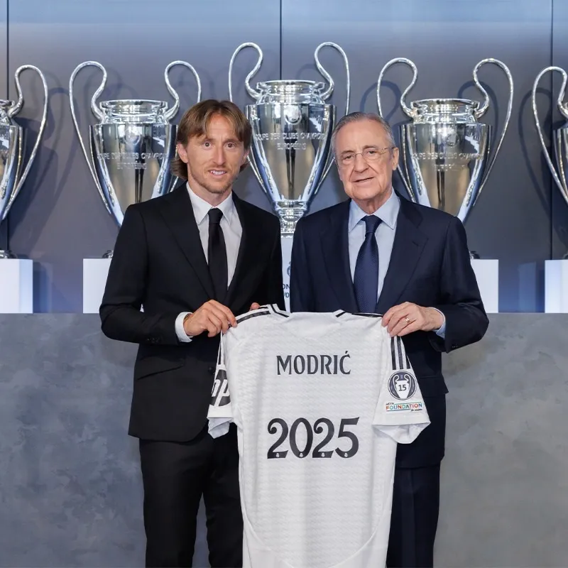 Luka Modric và Chủ tịch Florentino Perez zfsdga.jpg