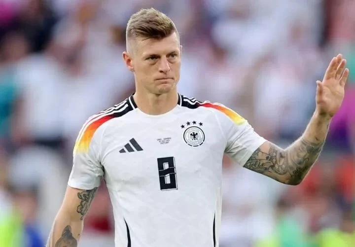 Toni Kroos nín lặng trên sân