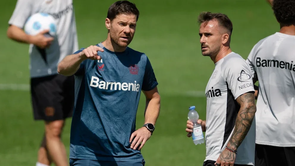 HLV Xabi Alonso và Aleix Garcia trên sân tập