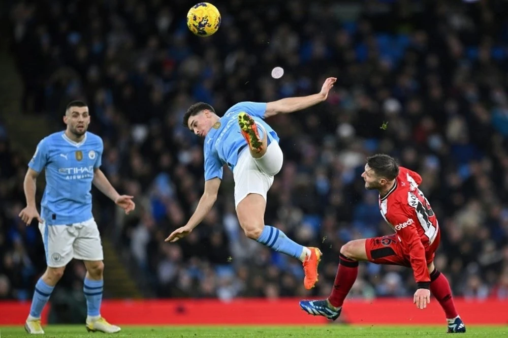 Julian Alvarez (giữa) đang cân nhắc tương lai ở Man City