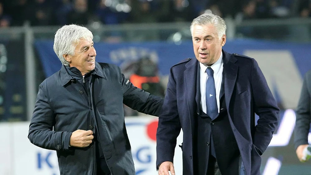 Gian Piero Gasperini (trái, Atalanta) đối đầu Carlo Ancelotti (Real Madrid)