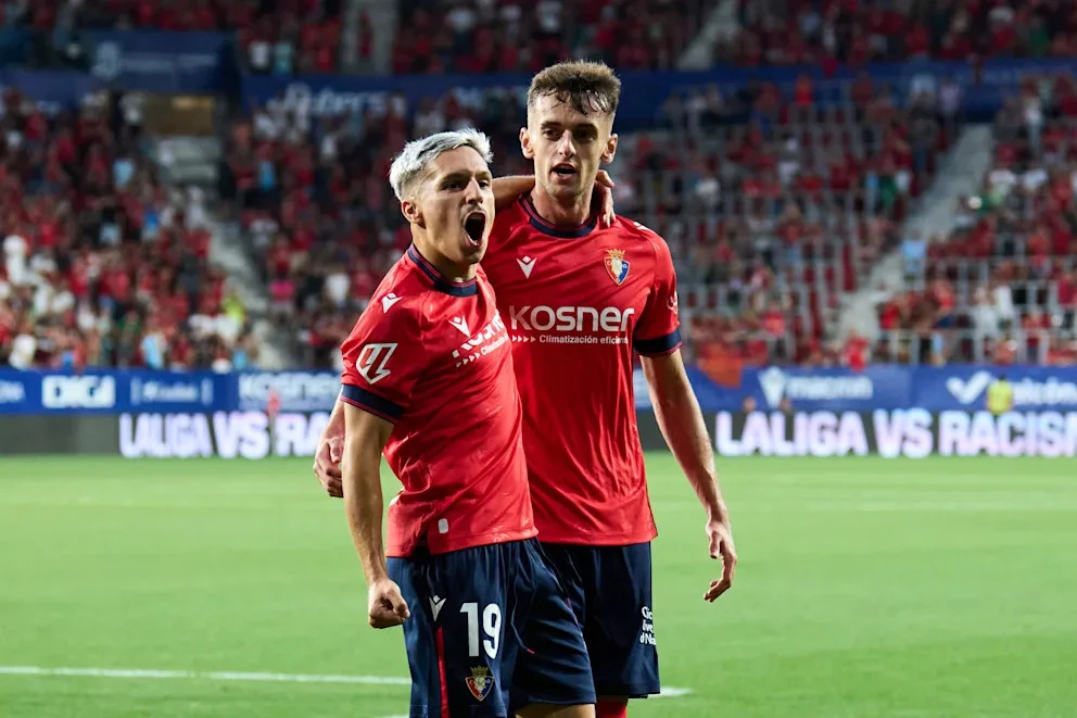 Bryan Zaragoza (trái) khởi đầu ấn tượng với Osasuna