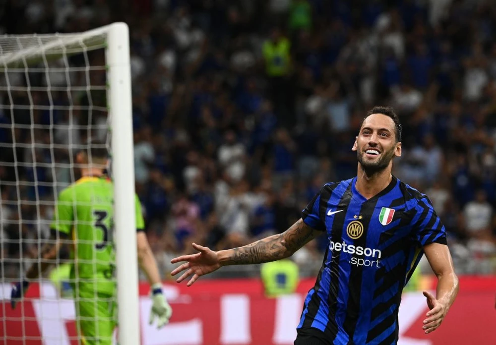 Hakan Calhanoglu ghi bàn ấn định tỷ số 2-0 cho Inter