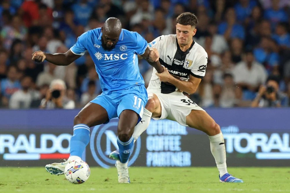 Romelu Lukaku ghi bàn trong trận ra mắt ở Napoli.