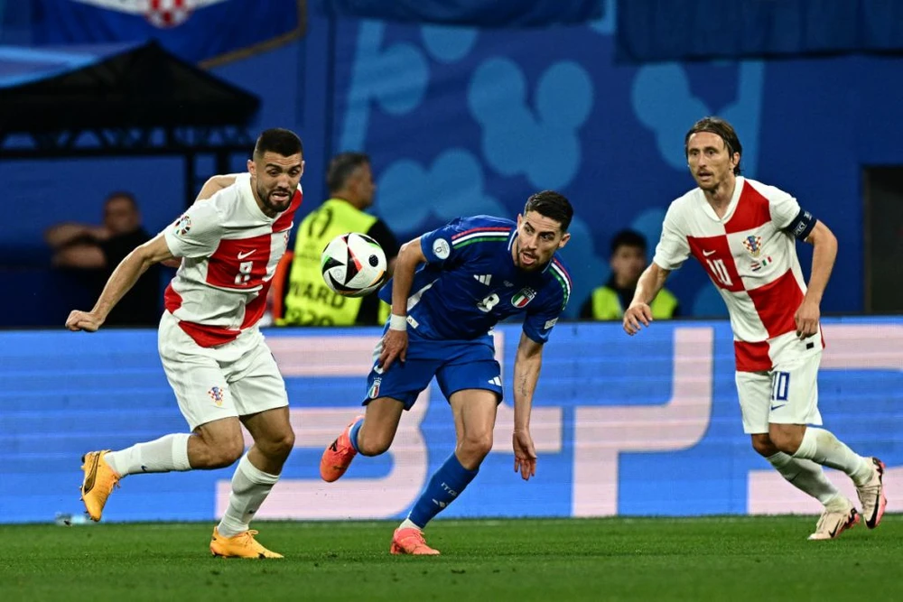 Jorginho (giữa) khó lòng trở lại Azzurri vì phong độ sa sút