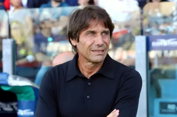 Antonio Conte xúc động khi kéo quân đến sân Juventus