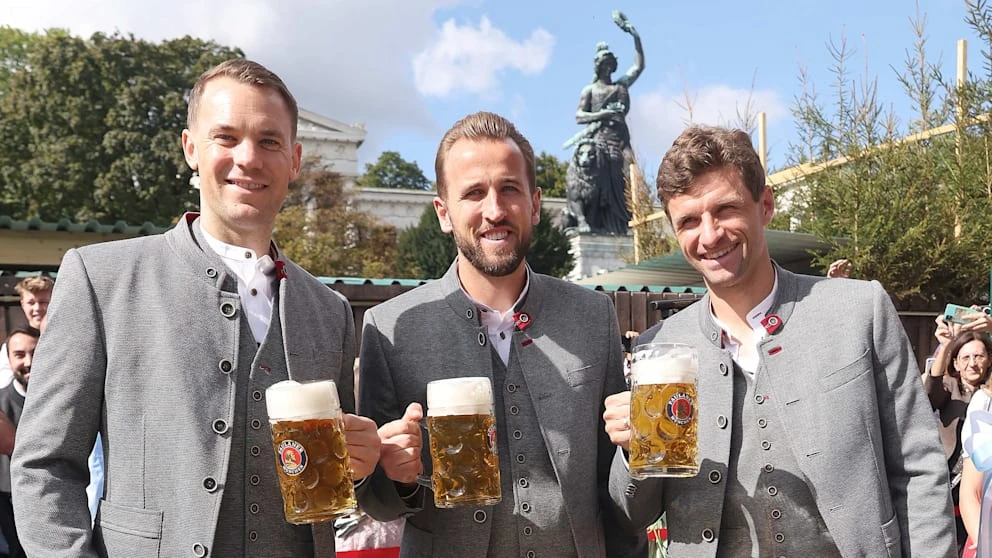 Từ trái sang phải Manuel Neuer, Harry Kane và Thomas Muller tại lễ hội Oktoberfest 2023