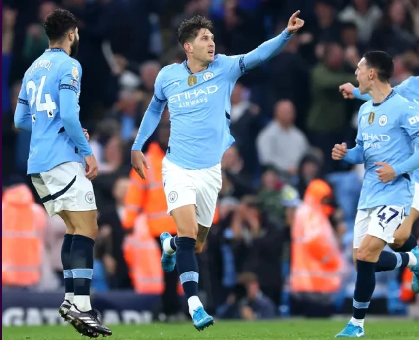 John Stones (giữa) ghi bàn cứu thua cho Man City