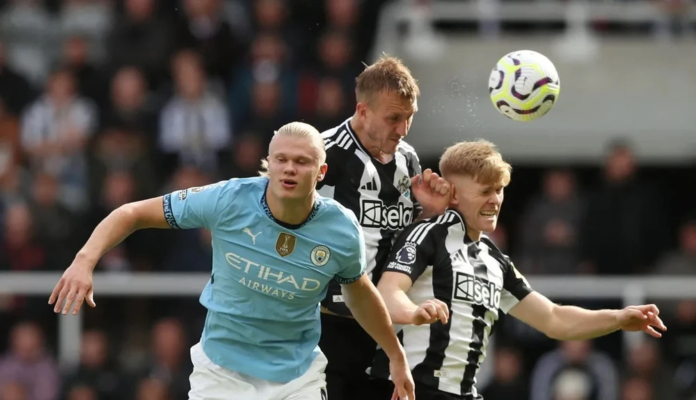 Erling Haaland im tiếng trước hàng thủ Newcastle