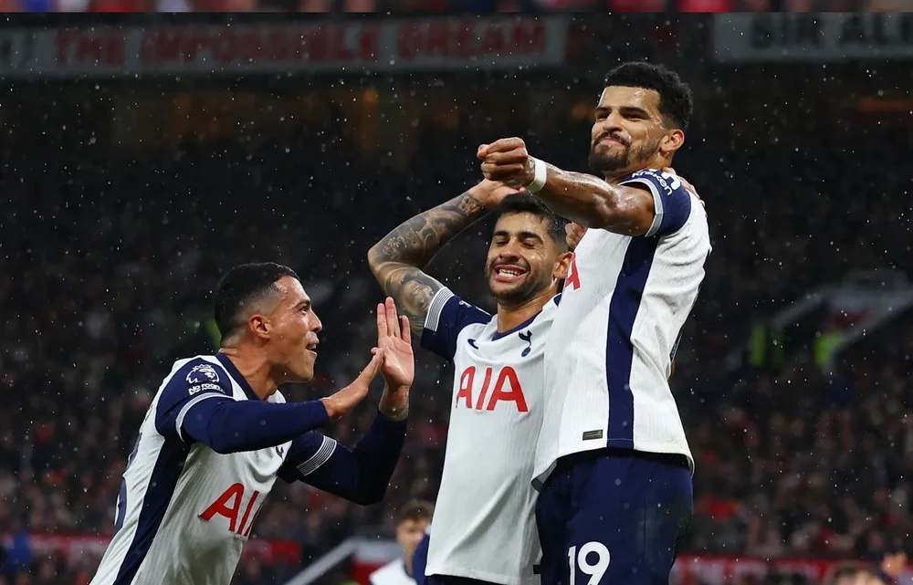 Các cầu thủ Tottenham ăn mừng chiến thắng dễ dàng trên sân Old Trafford