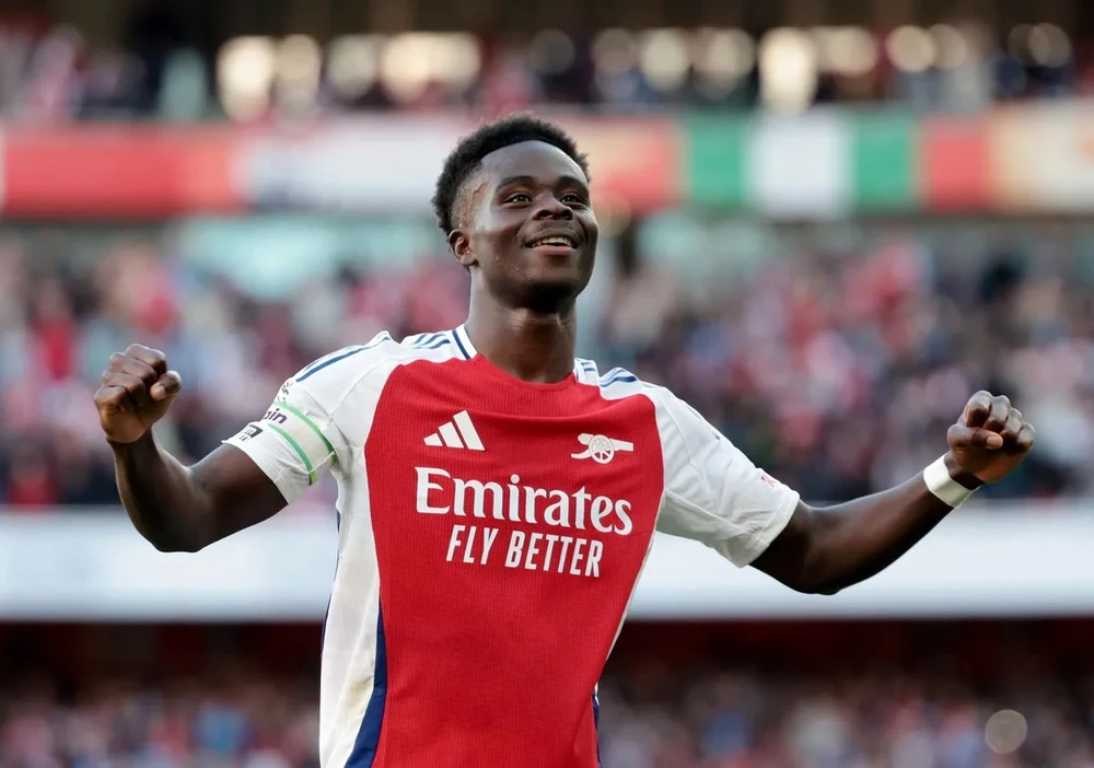 Bukayo Saka tỏa sáng trên sân Emirates