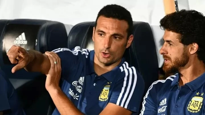 HLV tuyển Argentina Lionel Scaloni (tráI) cũng đang căng thẳng vì lịch trình