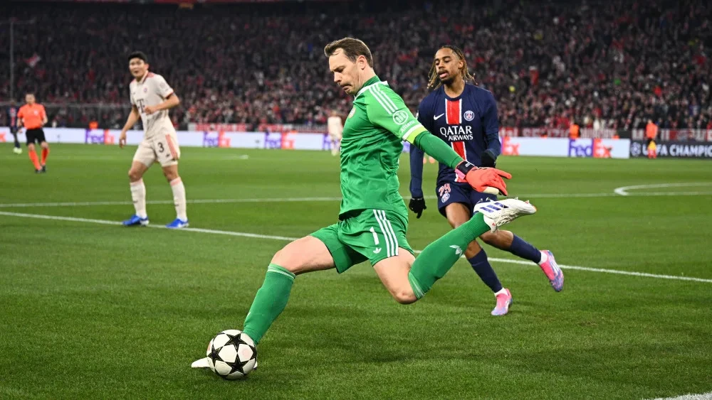 Manuel Neuer đang cải thiện chơi bóng bằng chân trái.