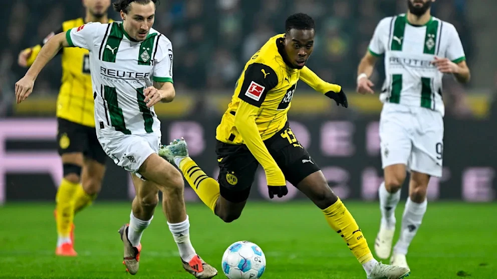 Jamie Gittens (giữa) vượt qua 2 cầu thủ Borussia M'Gladbach