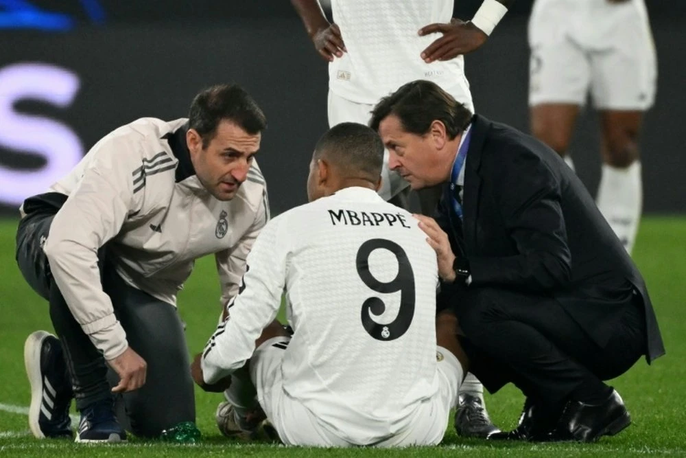 Các bác sĩ Real Madrid kiểm tra cơn đau của Kylian Mbappe trên sân