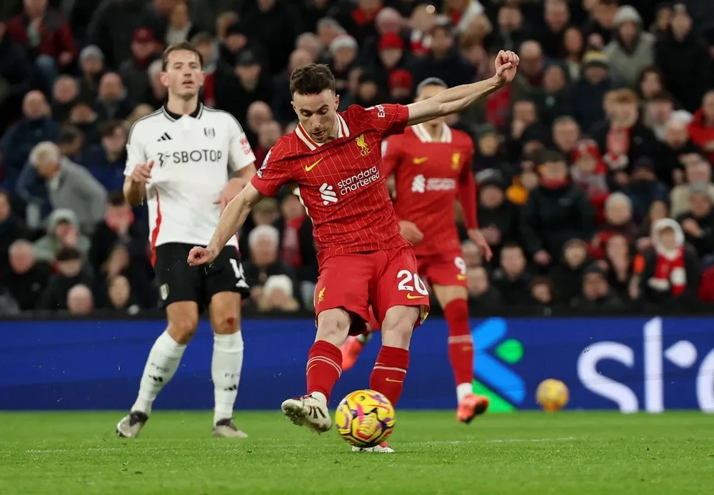 Diogo Jota ghi bàn gỡ hòa 2-2 cho Liverpool