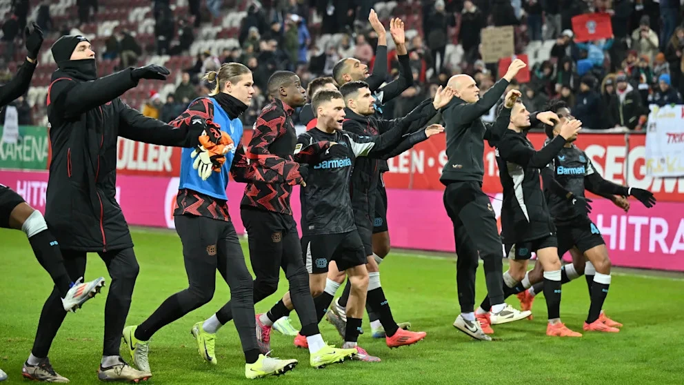 Cầu thủ Bayer Leverkusen chào khán giả nhà sau trận thắng Augsburg