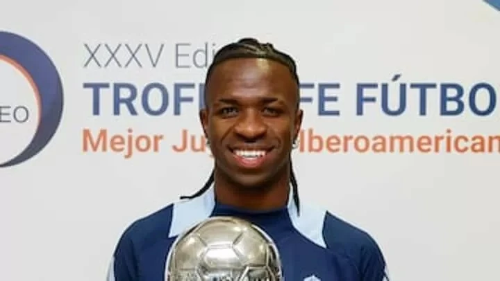 Vinicius Junior vui mừng nhận Cúp EFE lần thứ 3