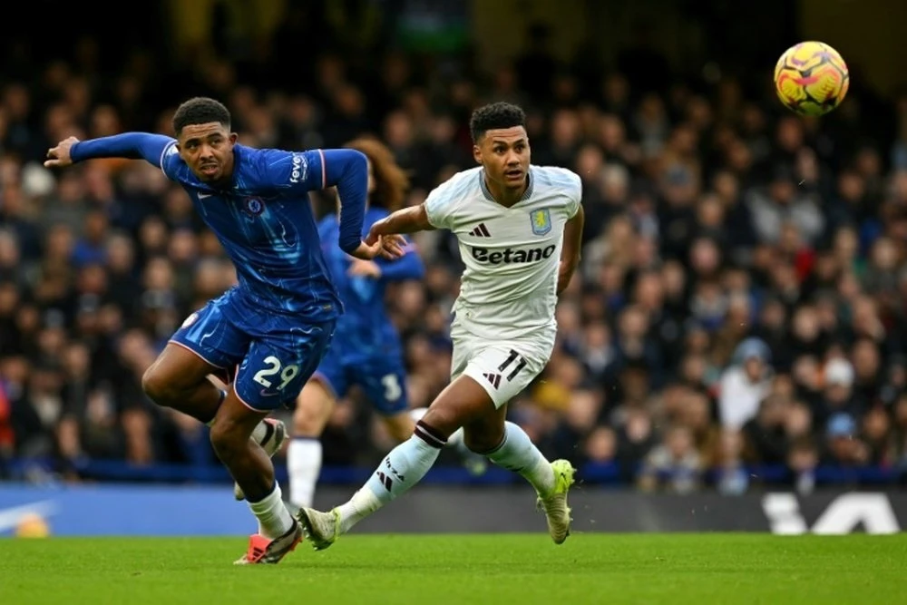 Wesley Fofana (trái) tranh bóng với Ollie Watkins (Aston Villa)