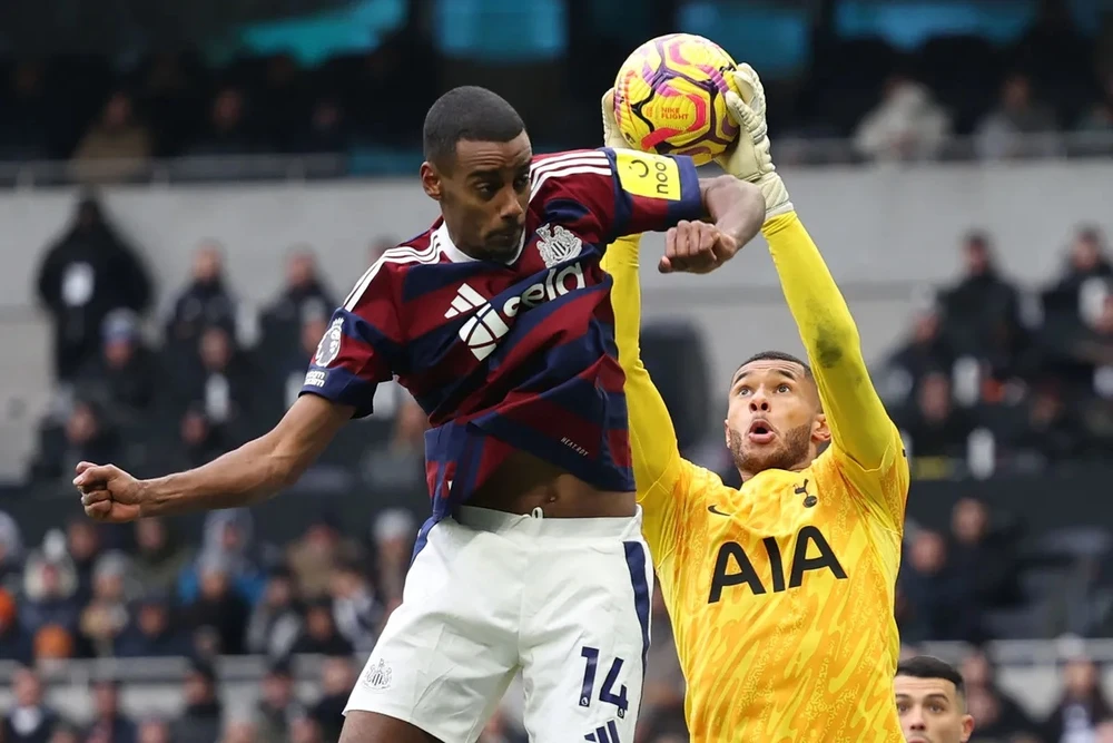 Alexander Isak (trái, Newcastle) ghi bàn trong 7 trận liên tiếp