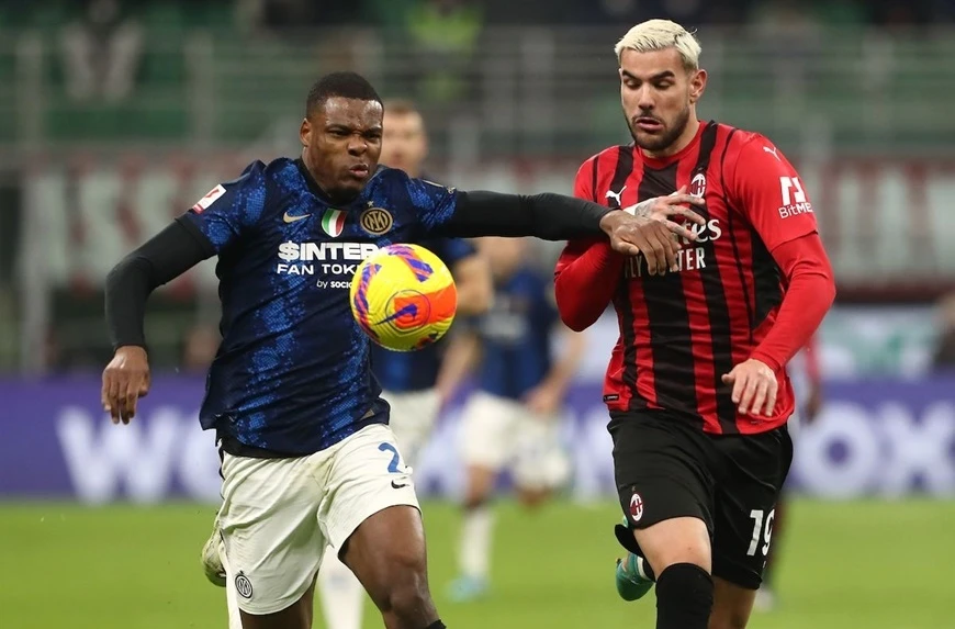 Denzel Dumfries (Inter Milan) và Theo Hernandez (AC Milan)