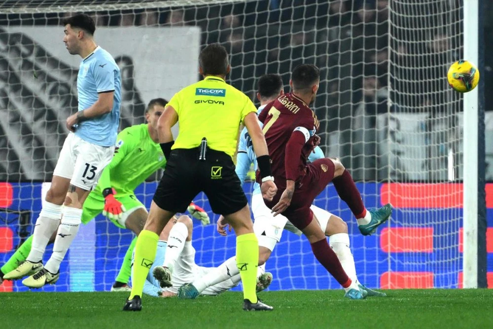 Lorenzo Pellegrini ghi bàn mở tỷ số trong trận derby Roma