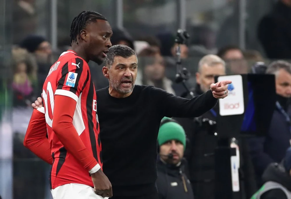 HLV Sergio Conceicao hướng dẫn tiền đạo Tammy Abraham trong trận gặp Cagliari