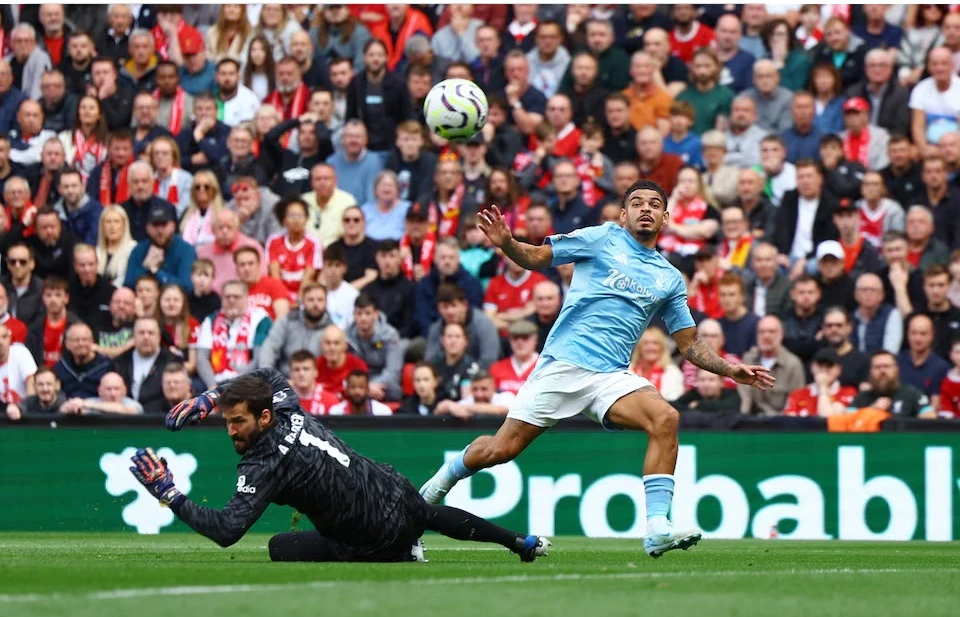 Thủ thành Alisson vất vả cản phá cú sút cùa Nottingham Forest ở lượt đi