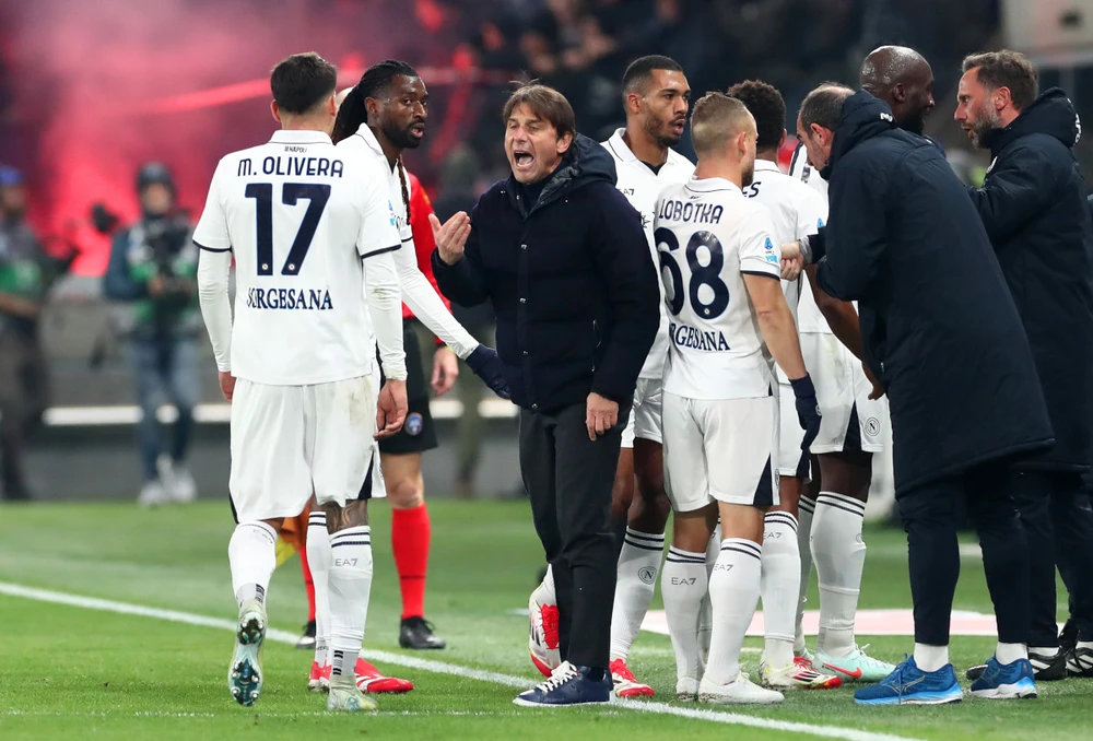 HLV Antonio Conte chỉ đạo cầu thủ trong trận thắng Atalanta