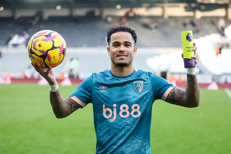 Justin Kluivert với giải thưởng Cầu thủ xuất sắc nhất trận đấu