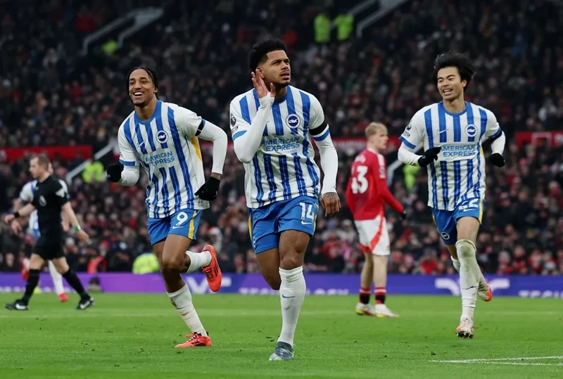 Brighton ăn mừng chiến thắng trên sân Old Trafford