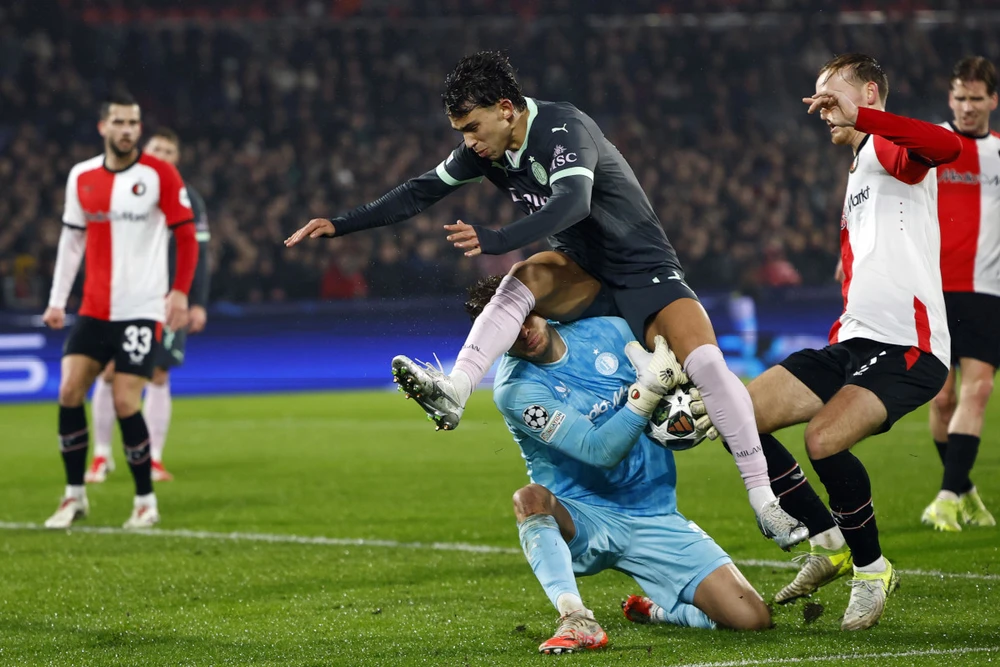 Joao Felix áp sát khung thành Feyenoord