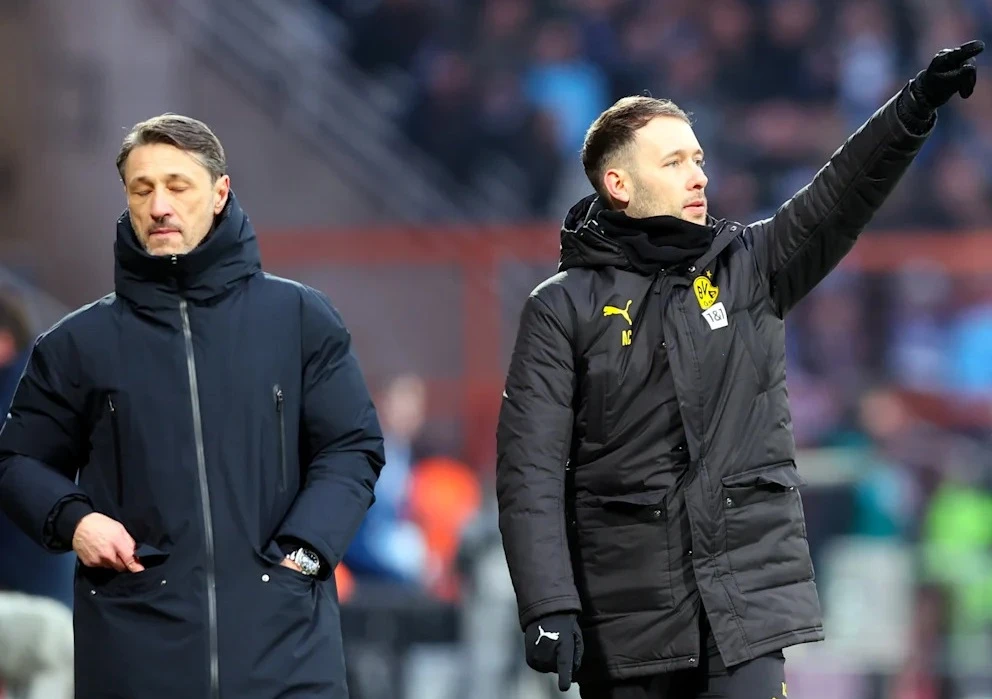 HLV Niko Kovac (trái) và trợ lý Alex Clapham (phải) trong trận thua Bochum