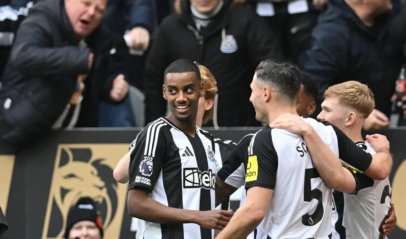 Các cầu thủ Newcastle ăn mừng bàn thắng cùng Alexander Isak