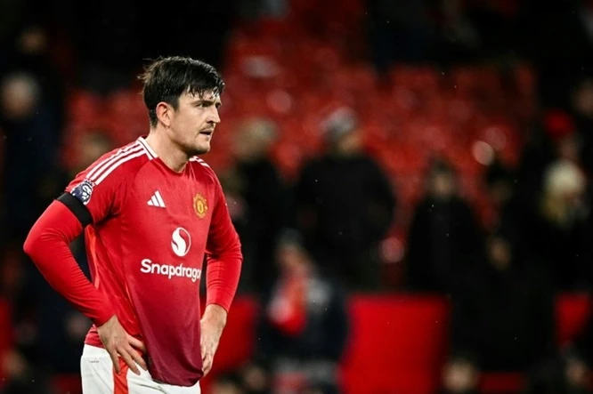 Trung vệ Harry Maguire cũng dính chấn thương khiến tình hình lực lượng ở Old Trafford thêm bi đát