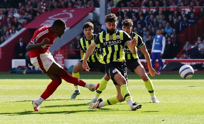 Callum Hudson-Odoi (trái) ghi bàn thắng quyết định cho Nottingham Forest