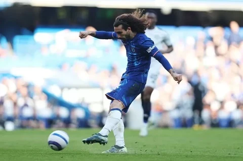 Marc Cucurella bất thần tung cú sút sệt vào góc lưới