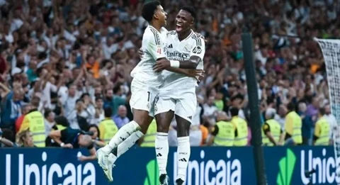 Rodrygo Goes và Vinicius Junior ăn mừng chiến thắng