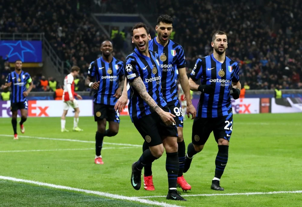 Hakan Calhanoglu ghi bàn ấn định tỷ số 2-1 cho Inter Milan trong trận lượt về