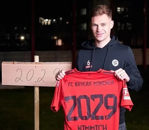 Joshua Kimmich khoe chiếc áo với con số 2029