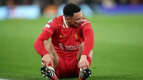 Trent Alexander-Arnold dính chấn thương trong trận đấu với PSG