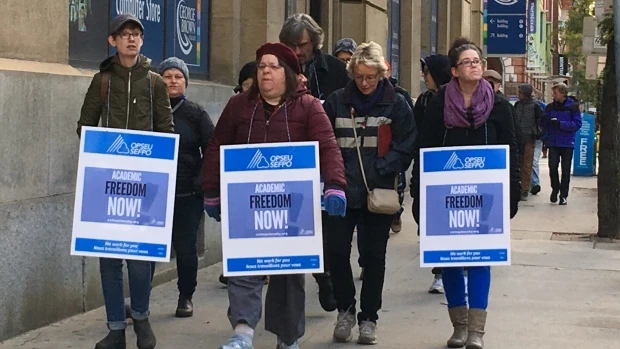 Sinh viên tham gia biểu tình cùng giáo viên trường George Brown College. Ảnh: CBS