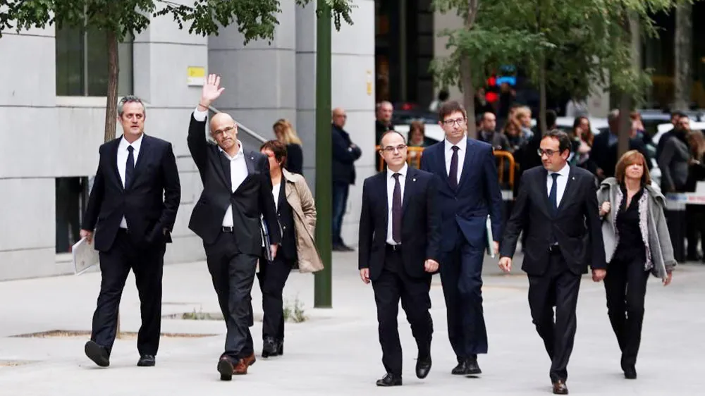Các thành viên chính quyền bị giải tán ở vùng tự trị Catalonia trên đường đến toà án tại Madrid. Ảnh: BBC ​