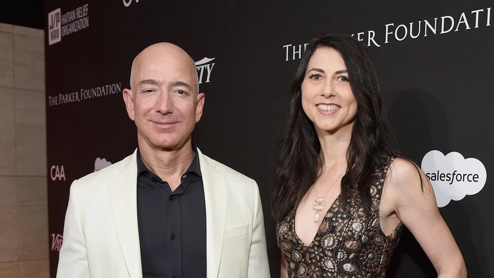 Vợ chồng tỷ phú Jeff Bezos. Ảnh: MyDaytonDailyNews.com