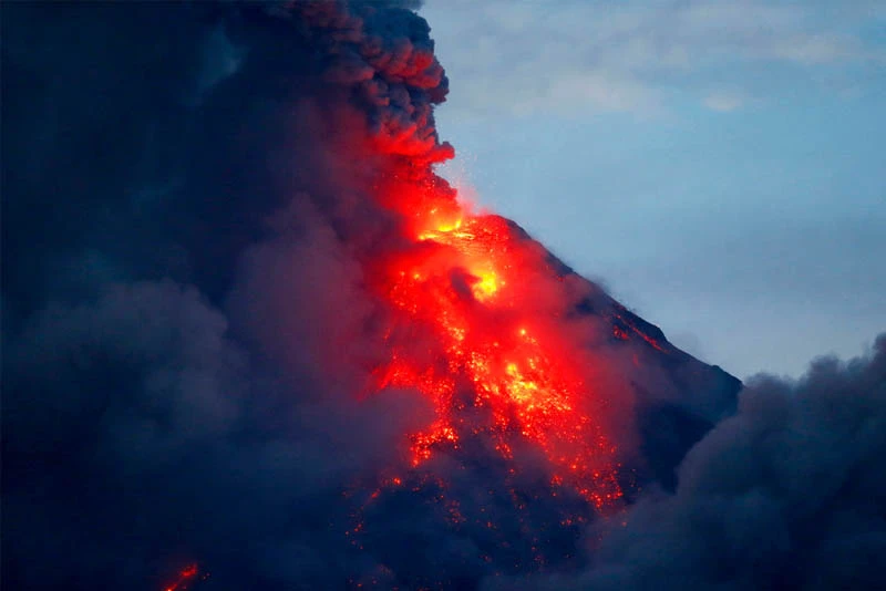 Núi lửa Mayon phun nham thạch. Ảnh: Philstar.com